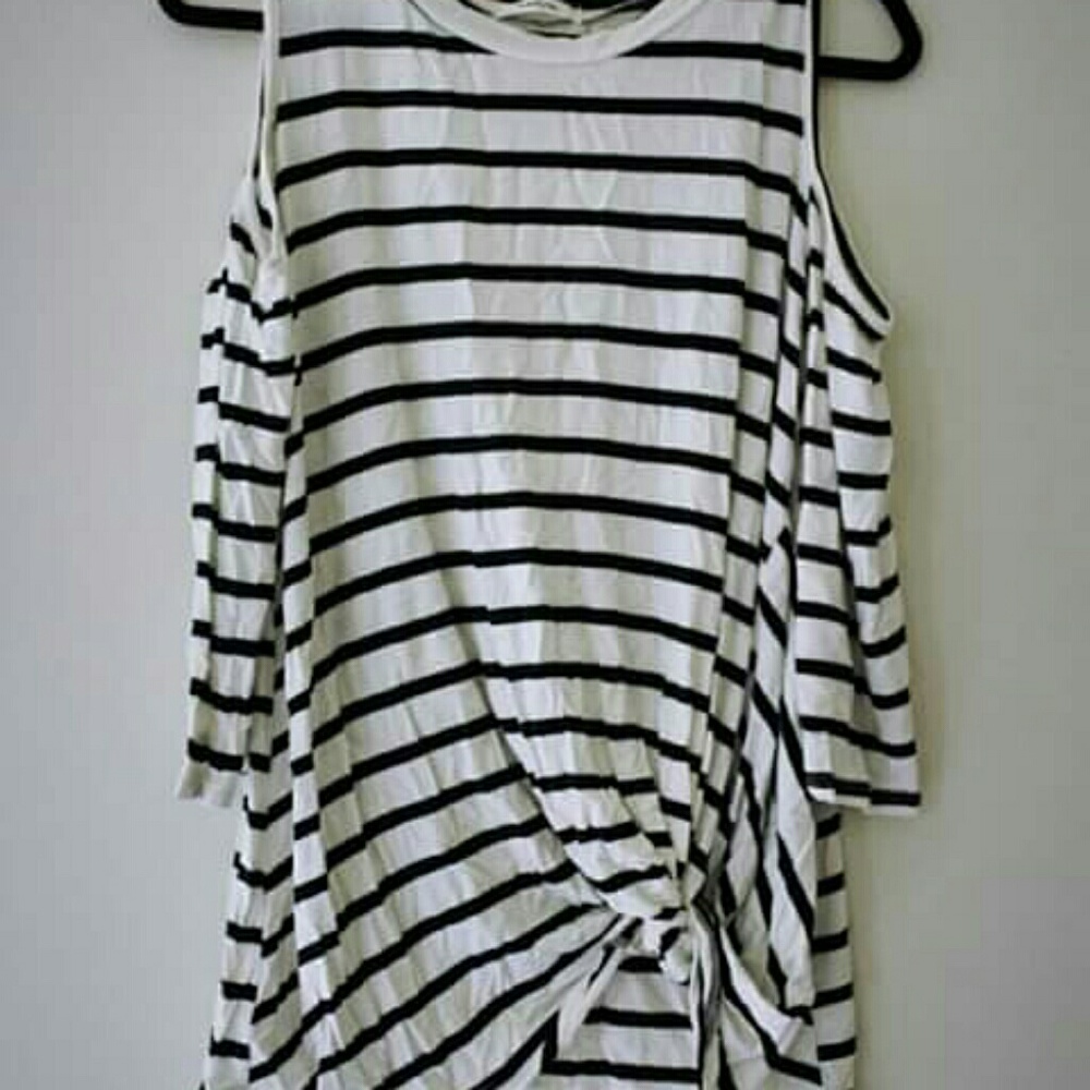 Cold shoulder tie knot tee